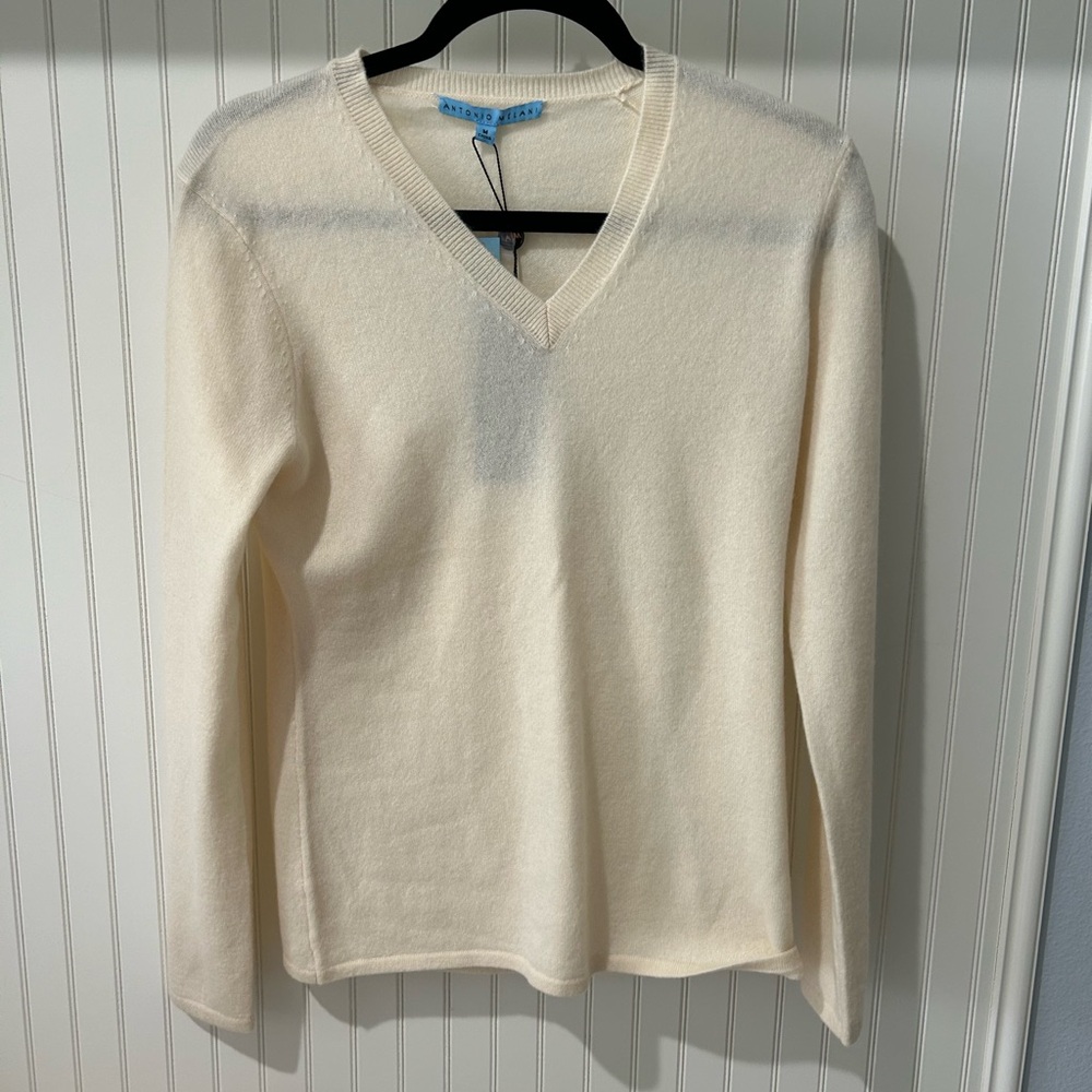 NWT Antonio Melani Cashmere Vneck